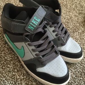 Nike hightops LOOKS NEW