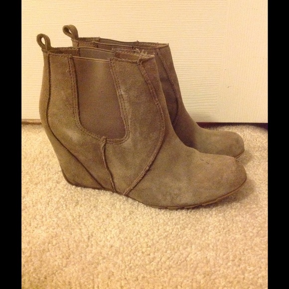 Kenneth Cole Reaction suede booties wedge