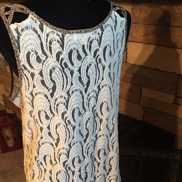 ⚜Pretty top with Leopard detail on top... ⚜NWOT⚜ - Picture 3 of 4