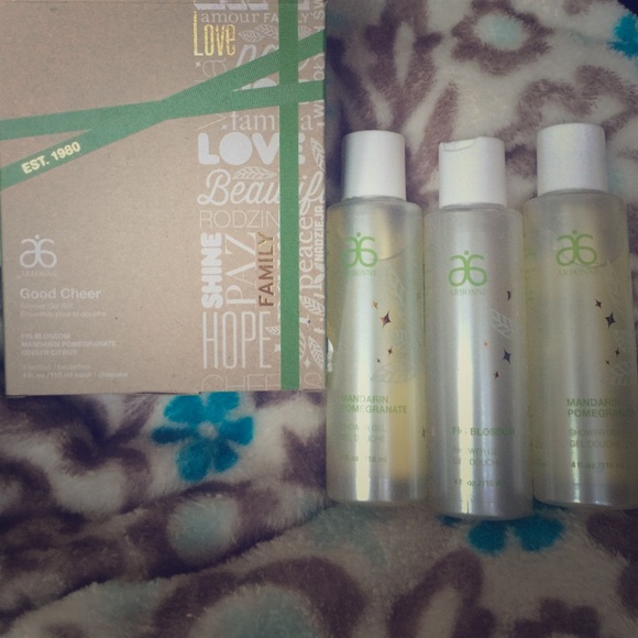 Arbonne good cheer shower gel set