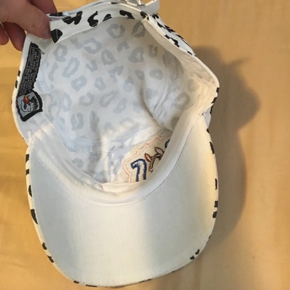 A hat - Picture 2 of 3