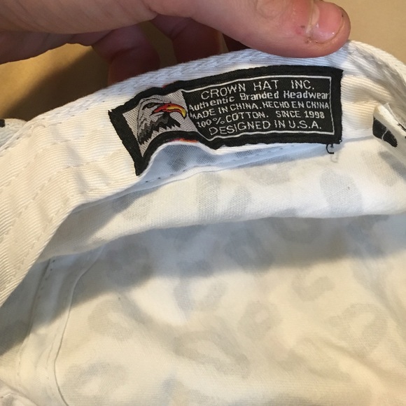 A hat - Picture 3 of 3