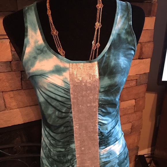 💛 This top is even prettier on 💚 - Picture 1 of 4