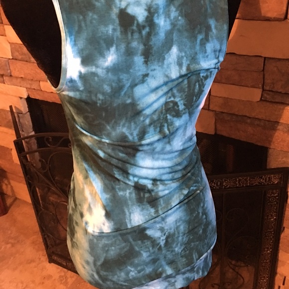 π This top is even prettier on π - Picture 2 of 4