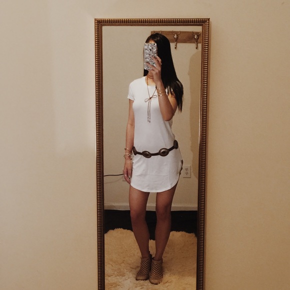 Tops - 🚫Sold🚫🐇Curved Hem Tunic in White