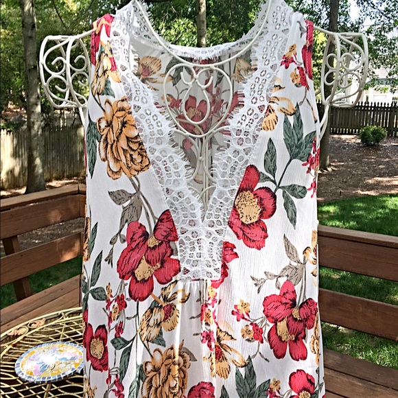 White floral asymmetrical tunic! LAST ONE - Picture 2 of 4
