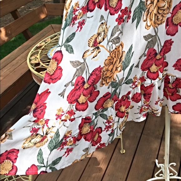 White floral asymmetrical tunic! LAST ONE - Picture 3 of 4