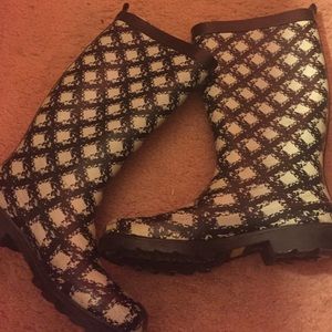 Black and white printed rainboots