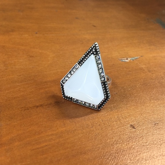 ⚠️ FLASHSALE 🆕 Statement Ring - Picture 2 of 4