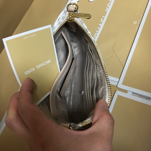 🍥MK wristlet vanilla PVC - Picture 2 of 2