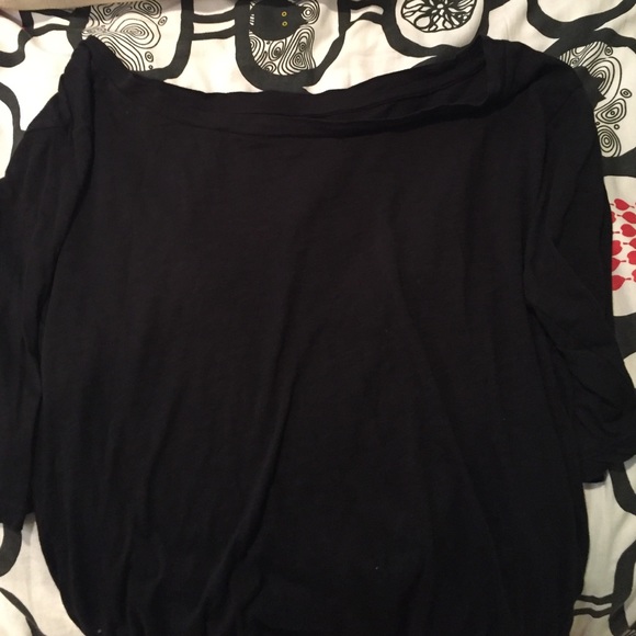 Black boatneck/ off the shoulder top