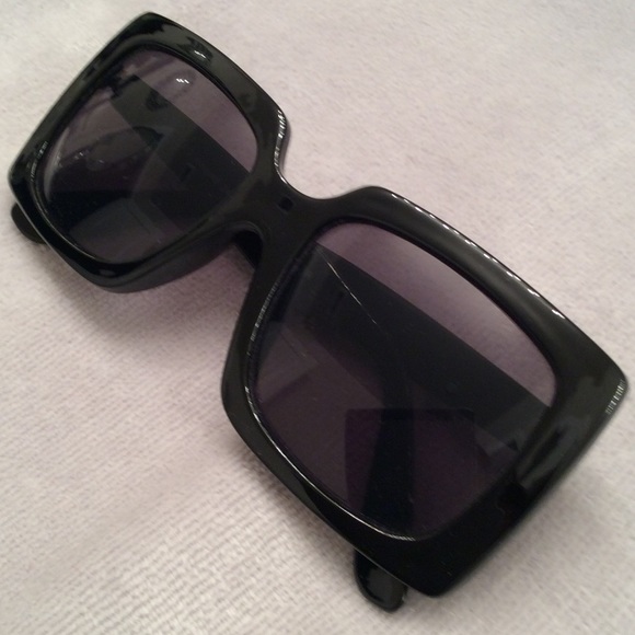 Black Classic Sunglasses - Picture 2 of 3