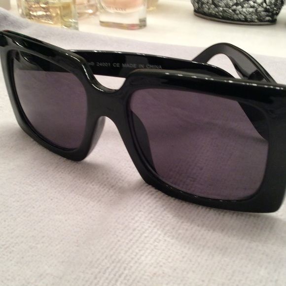 Black Classic Sunglasses - Picture 3 of 3