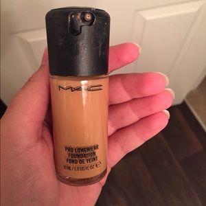 Mac Pro longwear foundation NW25