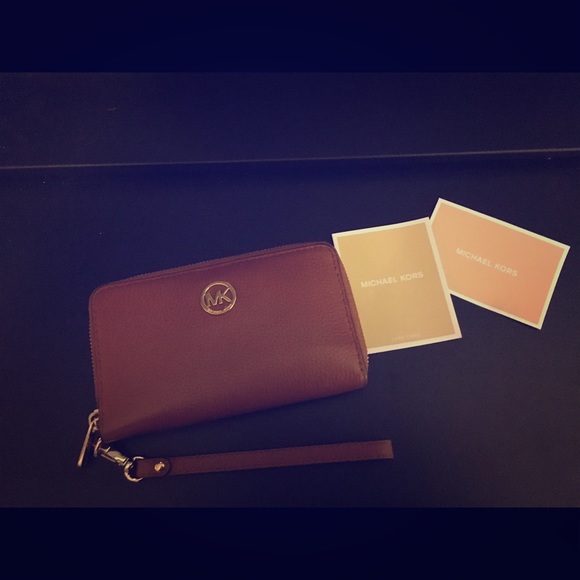 Authentic Michael Kors wallet/smartphone wristlet