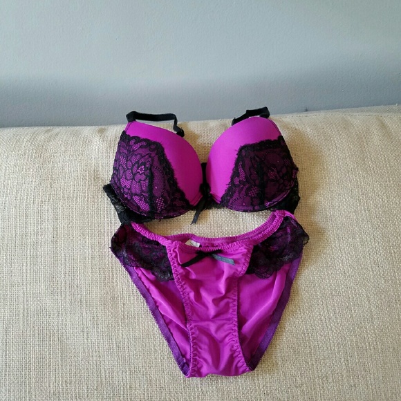 (SOLD) Victoria's Secret Bra and panties set 36B