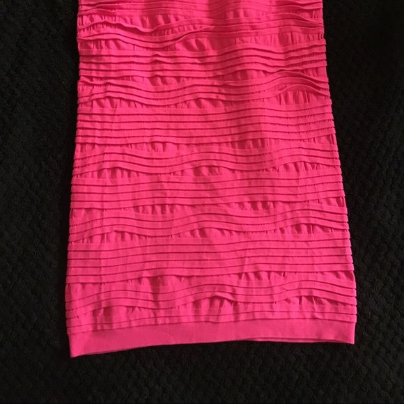 Pink form fitting mini - Picture 4 of 4