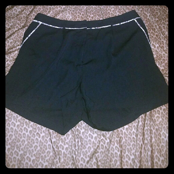 Pleated Shorts with leopard trimming
