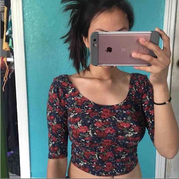 HOLLISTER CROP TOP 🐷