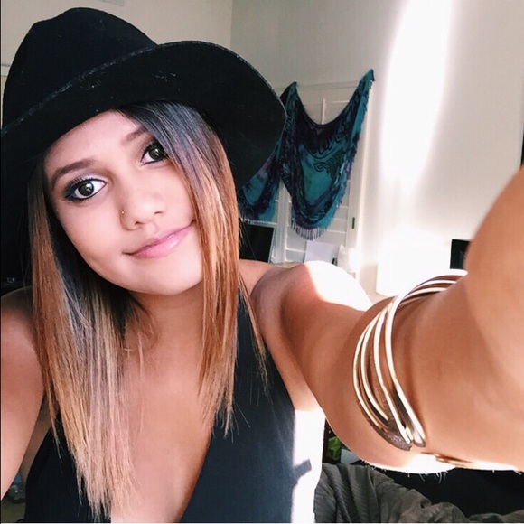 Meet your Posher, Miya