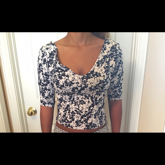 Navy&white floral crop top