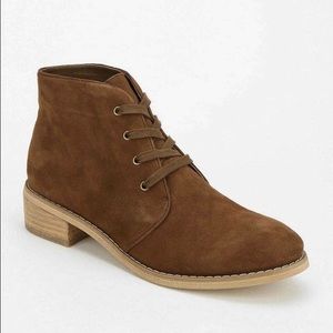 UO Heeled Suede Chukka Boot(BDG)