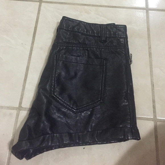 Dived pleather high-waisted shorts