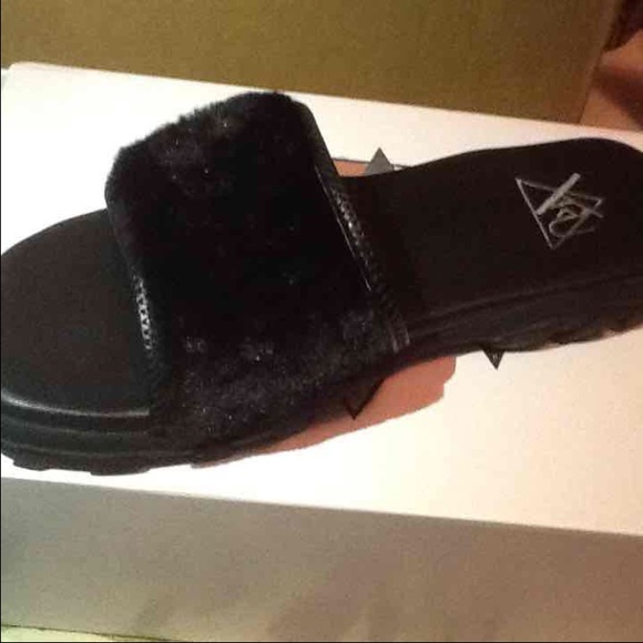 YRU Nile Fur Slides 9