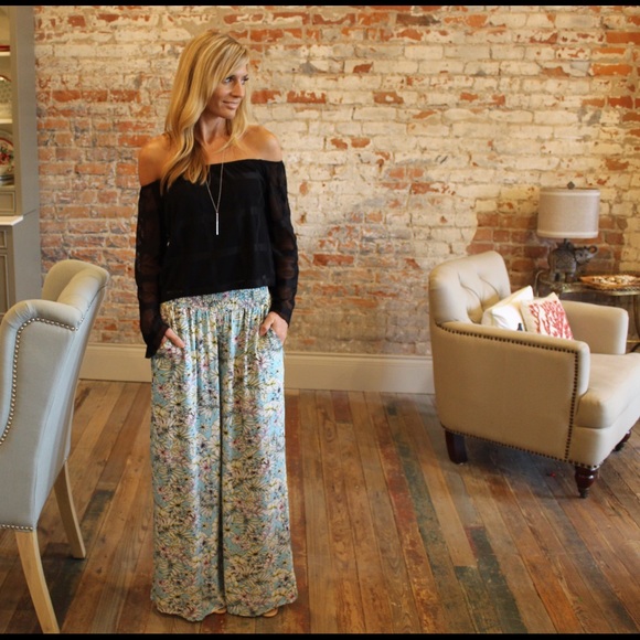 Black mesh off the shoulder cropped top - Picture 3 of 4