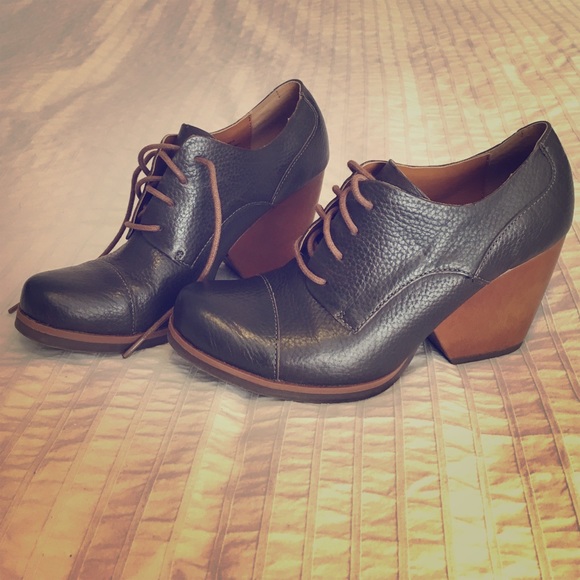 Brown leather lace-up Korks.