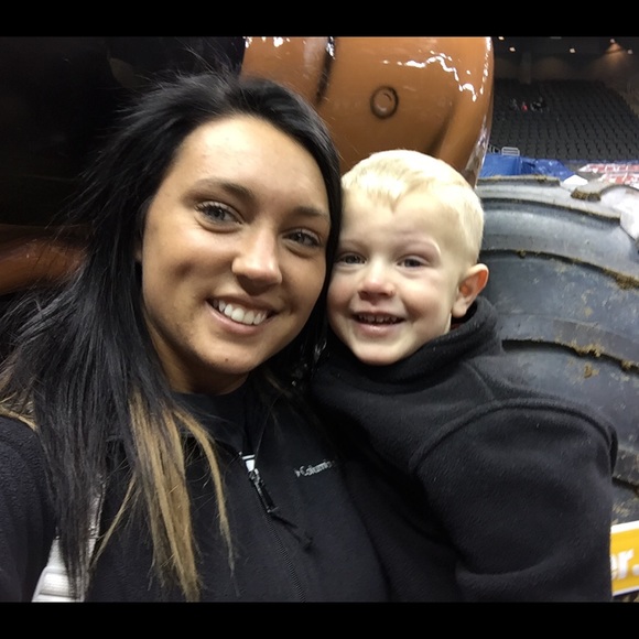 Meet your Posher, Hollie - Picture 1 of 1