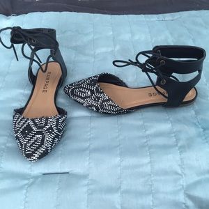 RAMPAGE black and white flats