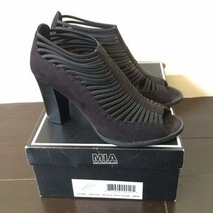MIA black size 8 heeled sandals