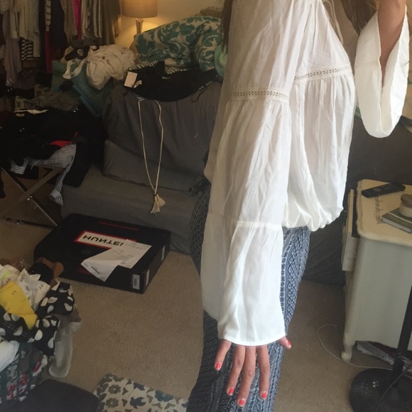 New- perfect condition. Flowy white urban top - Picture 3 of 4