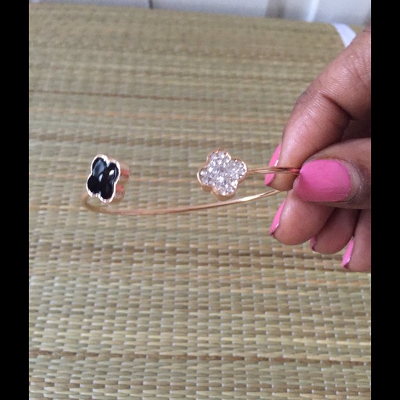 🆕CRYSTAL BLACK GOLD CLOVER BRACELET - Picture 2 of 3
