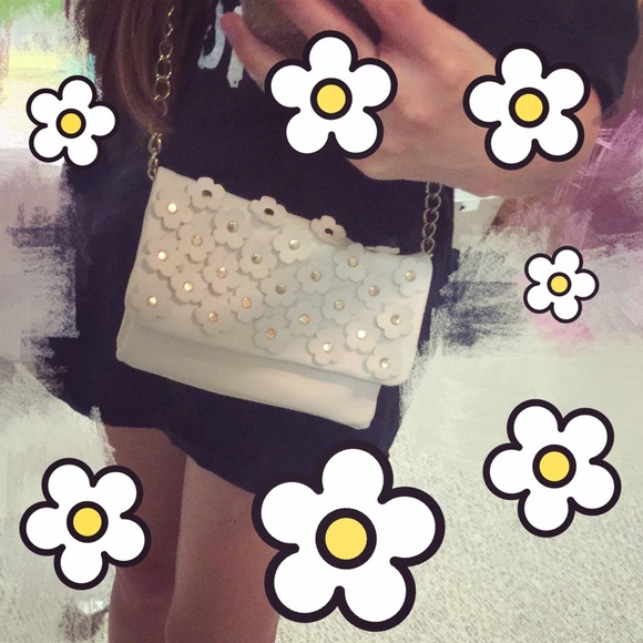 White Daisy Crossbody 🌺🌺🌺