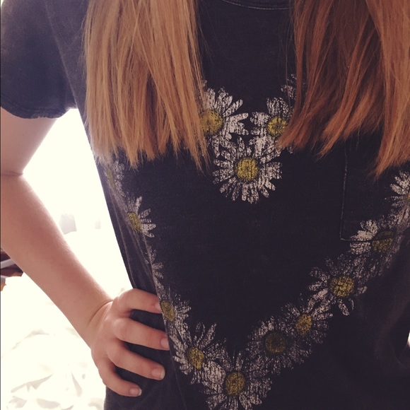 Gray Daisy Heart shirt