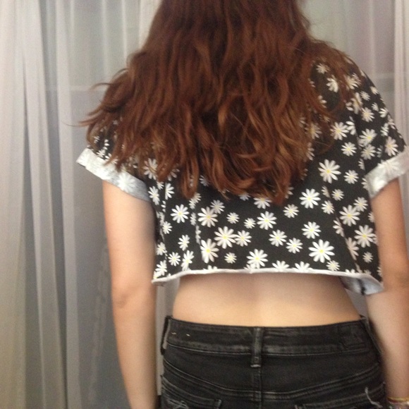 SWAP😋 summer Flower Crop Top Size Large Wet Seal - Picture 2 of 2