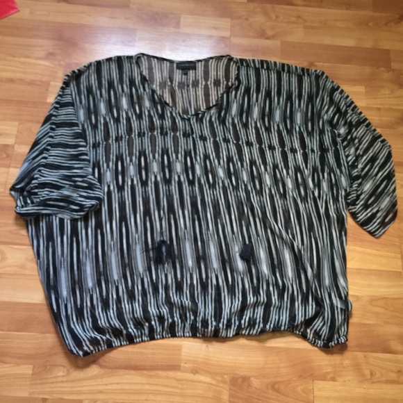 😍2 for $25😍 Black and White Blouse