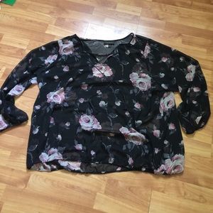 😍2 for $25😍 Black Rose Printed Top