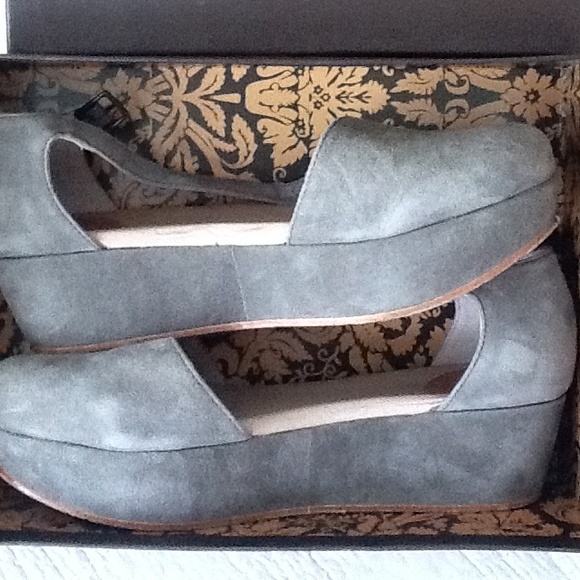 Gee WaWa Grey all leather platform low heel 9
