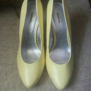 Yellow pumps