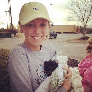 Pale yellow and navy vineyard vines hat