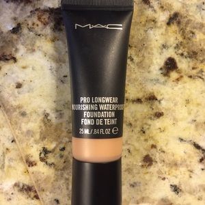 MAC ProLongwear Nourishing Waterproof Foundation