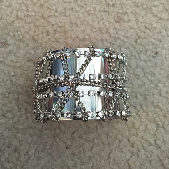 Accessories - Statement bracelet