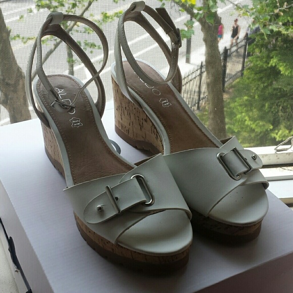 LIKE NEW Rowberry Sandals