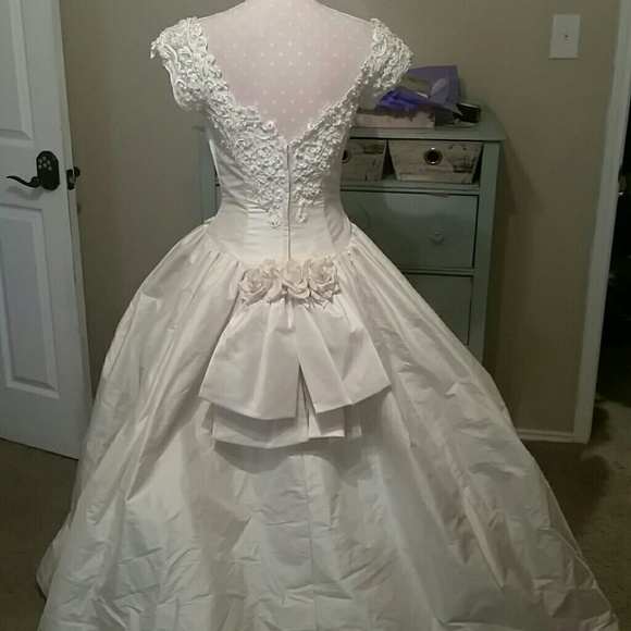 Raw silk boutique wedding gown - Picture 2 of 4