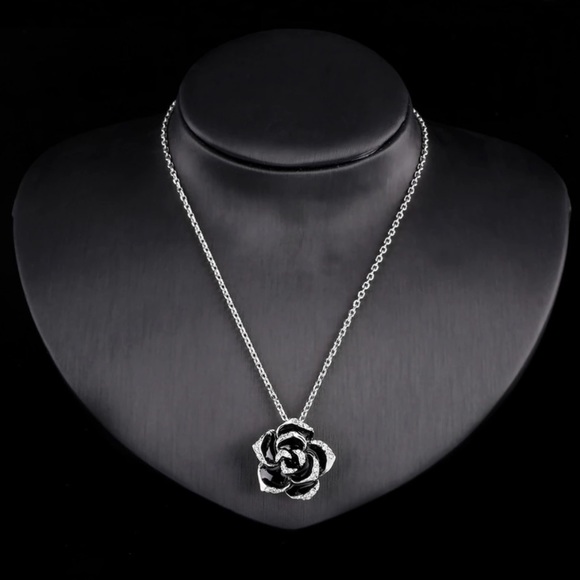 Elegant 18k GP Flower Necklace - Picture 2 of 3