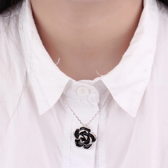 Elegant 18k GP Flower Necklace - Picture 3 of 3