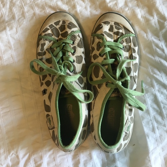 🌱Simple Eco Sneaks Giraffe Print🌱